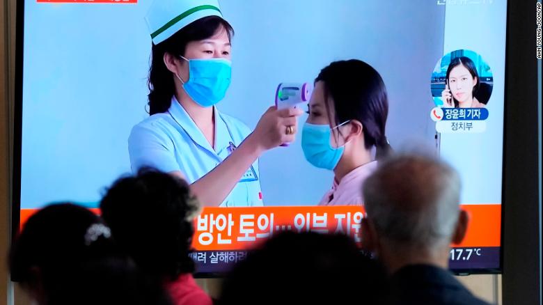 La gente en Seúl, Corea del Sur, mira un informe de noticias en la televisión sobre el brote de Covid-19 en Corea del Norte el 14 de mayo.