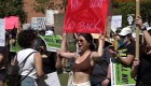 Manifestación masiva en Los Ángeles contra la anulación del derecho al aborto