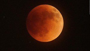 El eclipse lunar crea esta "Luna de sangre"