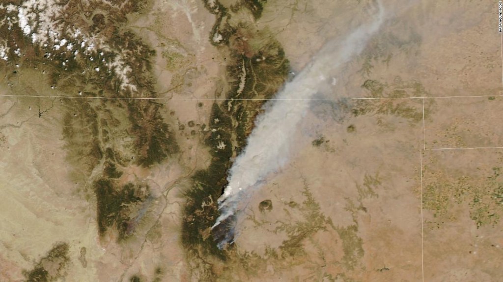 Esta imagen del incendio de Hermit's Peak/Calf Canyon fue tomada desde el espacio el 10 de mayo y muestra una nube pirocúmulo que se está formando en el lado norte del incendio.