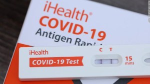 Se muestra una prueba positiva de Covid-19 en el hogar el 2 de mayo de 2022 en San Anselmo, California.