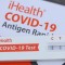 Se muestra una prueba positiva de Covid-19 en el hogar el 2 de mayo de 2022 en San Anselmo, California.
