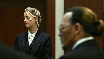 Cuestionan a Amber Heard sobre su uso de drogas