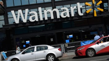 Caen los ingresos y las acciones de Walmart