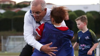 Primer ministro de Australia "taclea" a un niño en un juego