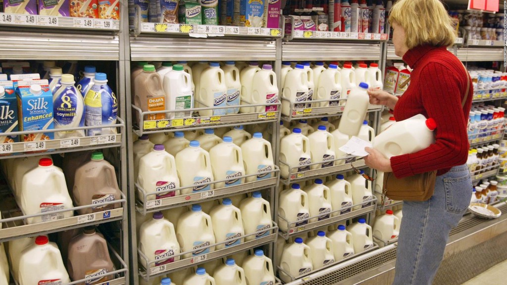 ¿Por qué podrías pagar un 50% más por la leche este año?
