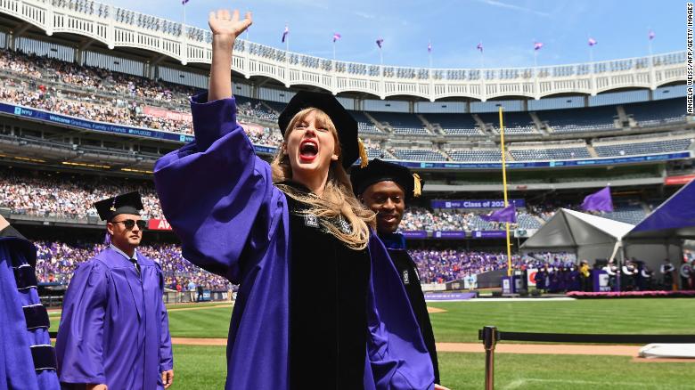 Taylor Swift saluda a los estudiantes que se gradúan durante la ceremonia de graduación de la clase de 2022 de la Universidad de Nueva York.