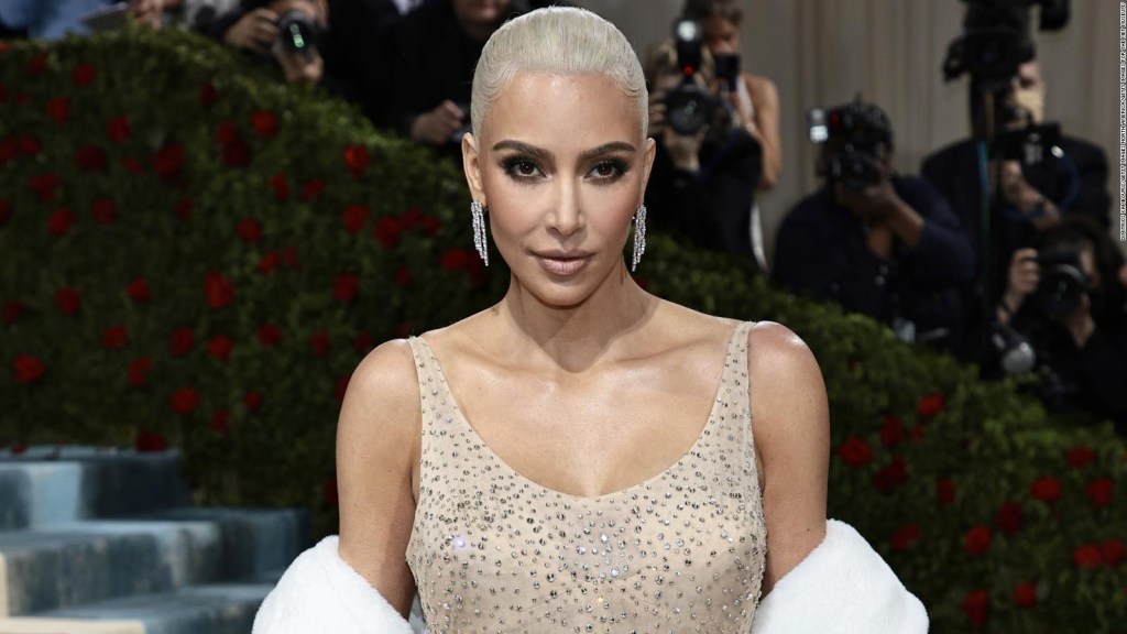 Siguen las críticas por histórico vestido usado por Kim Kardashian