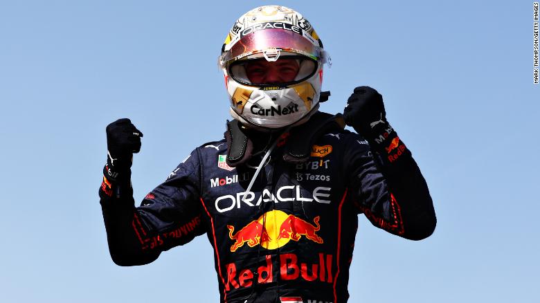 Verstappen celebra su tercera victoria consecutiva.
