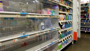 En una farmacia de Walgreens, el 9 de mayo en Nueva York, se ve un estante casi vacío de fórmula para bebés.