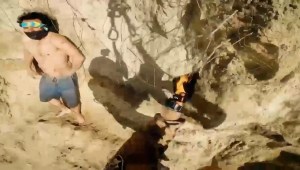 Helicóptero rescata a un hombre atrapado en un acantilado