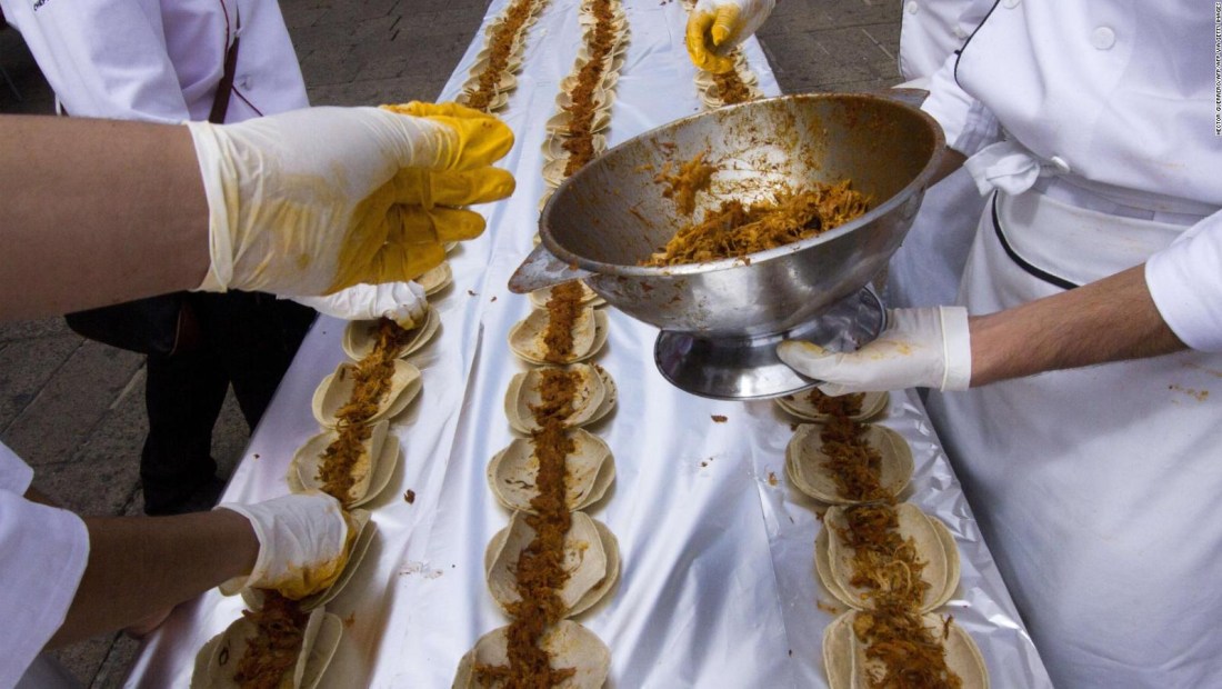 El chef que cocinó el taco de cochinita más grande del mundo