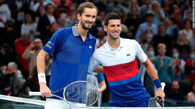La estrella del tenis ruso Daniil Medvedev y Novak Djokovic durante la final del Rolex Paris Masters 2021 el pasado 7 de noviembre.