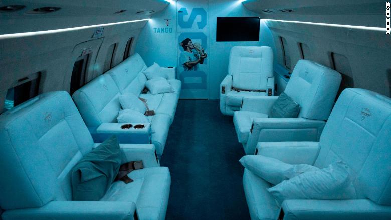 El interior del avión dedicado a Maradona.
