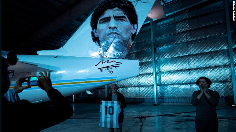 La aeronave, propiedad de un grupo empresarial local, llevará y exhibirá camisetas y otros objetos que pertenecieron a Maradona.