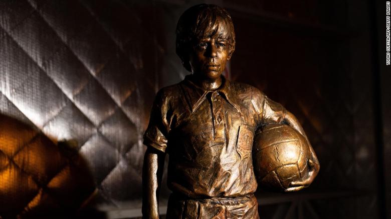 Una escultura que representa a la estrella del fútbol argentino Diego Armando Maradona cuando era niño se ve durante la presentación del avión.