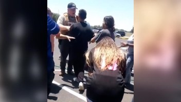 Video muestra a padres frustrados con la policía en la escena del tiroteo en Texas