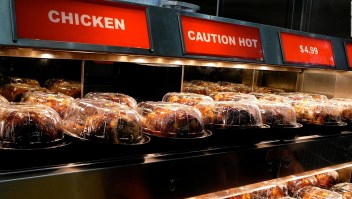 Por qué el pollo rostizado no ha subido de precio en algunas tiendas