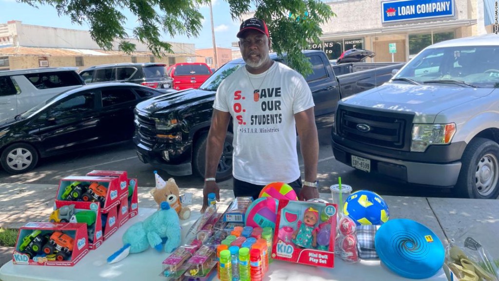 Patrick Johnson condujo siete horas desde Harleton, Texas, para ofrecer juguetes a los niños de Uvalde.