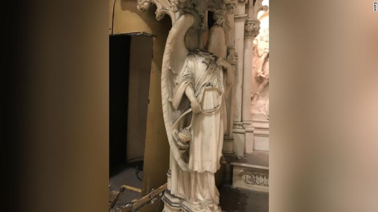 Durante el robo se retiró una cabeza de una estatua de ángel que flanqueaba el altar, dijeron las autoridades.