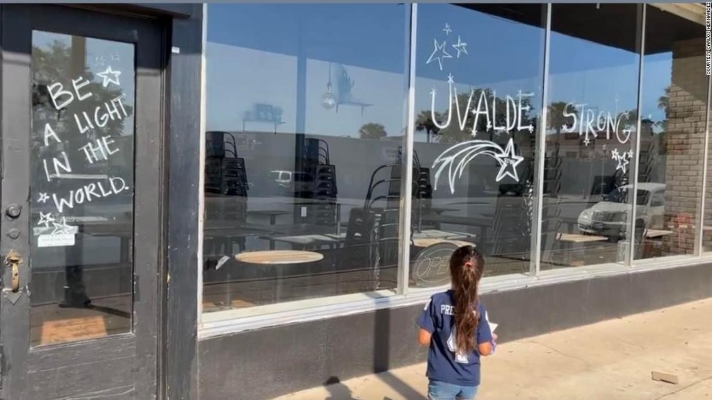 "Uvalde Strong" y otros mensajes edificantes están escritos en las ventanas de Carlitos Way.
