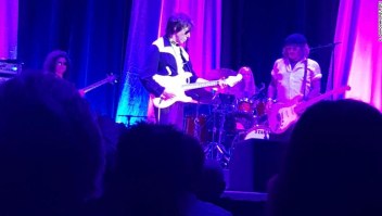 Johnny Depp se une al músico Jeff Beck en el escenario durante un concierto en Inglaterra el 29 de mayo.