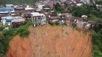 "Cavando, tratando de encontrar los cuerpos": devastadoras imágenes de las inundaciones en Brasil