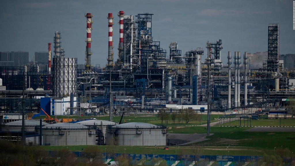 Europa prohíbe parcialmente las importaciones de petróleo ruso