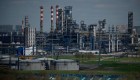 Europa prohíbe parcialmente las importaciones de petróleo ruso