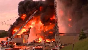 Un incendio arrasa con una planta química en Nebraska