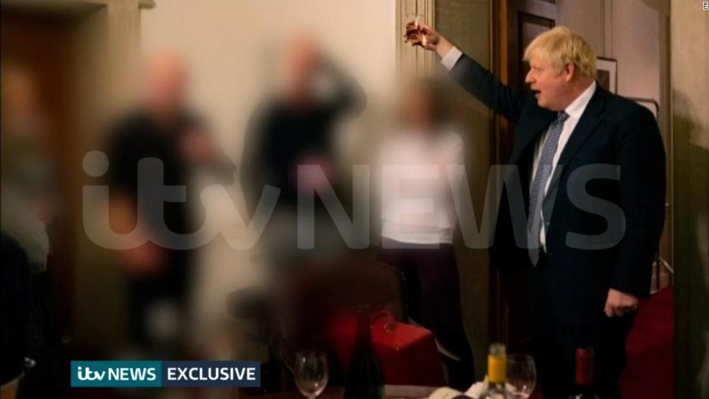 Una de las nuevas imágenes reveladas sobre las supuestas fiestas en las que participó Boris Johnson durante el confinamiento