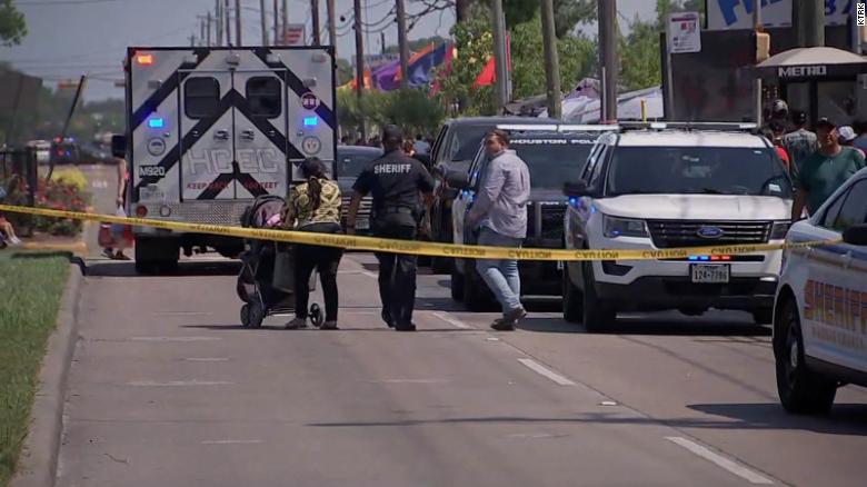 Al menos 2 muertos y varias personas heridas en un tiroteo en un mercado de Texas, dice el sheriff