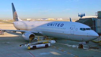 Detienen a un pasajero de United Airlines que abrió la salida de emergencia y caminó sobre el ala del avión