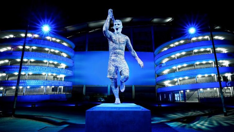 Estatua del jugador Sergio Agüero en el estadio del Manchester City