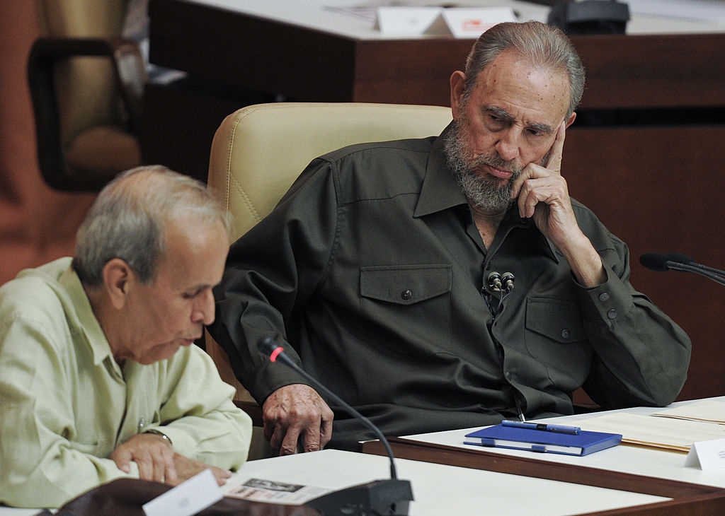 Ricardo Alarcón und Fidel Castro während einer Parlamentssitzung am 7. August 2010 in Havanna | Bildquelle: https://cnnespanol.cnn.com/2022/05/01/murio-ricardo-alarcon-de-quesada-diplomatico-y-politico-de-la-revolucion-cubana/ © ADALBERTO ROQUE/AFP vía Getty Images | Bilder sind in der Regel urheberrechtlich geschützt