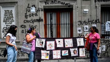 Personas se unen a activistas de diferentes colectivos de familiares de personas desaparecidas y asesinadas, que ocupan la sede de la Comisión Nacional de Derechos Humanos (CNDH) desde el 4 de septiembre, y se manifiestan fuera del edificio para exigir justicia y agilizar las investigaciones, en la Ciudad de México el 11 de septiembre de 2020.