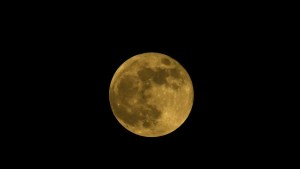 En la imagen, una luna llena durante el proceso de un eclipse lunar total en mayo de 2021.