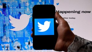 El logo de Twitter se muestra en un teléfono inteligente.