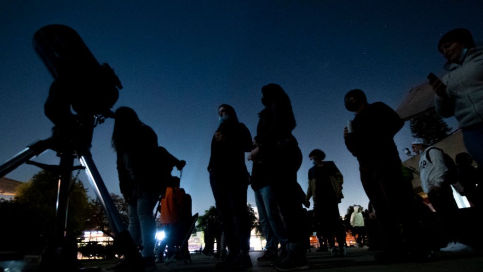 FOTOS | Personas reunidas en Santiago antes del eclipse lunar el 15 de mayo de 2022. Foto de Martin Bernetti (AFP). Mira esta galería sobre el eclipse lunar durante la noche de este domingo.