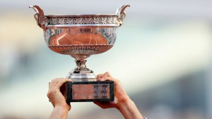 El trofeo de Roland Garros que levantó Novak Djokovic en 2021.