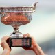 El trofeo de Roland Garros que levantó Novak Djokovic en 2021.