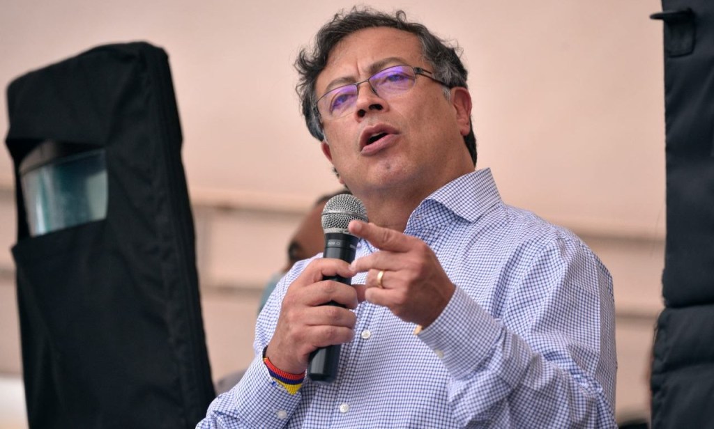 Gustavo Petro durante un acto de campaña para las elecciones presidenciales en Colombia