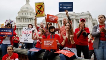 Grupos de activistas por el control de las armas se concentran con miembros demócratas del Congreso frente al Capitolio de Estados Unidos el 26 de mayo de 2022 en Washington D. C.