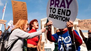 Manifestantes a favor y en contra del aborto, tras la filtración del borrador de la Corte Suprema