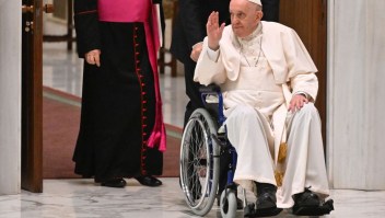 El papa Francisco, en silla de ruedas
