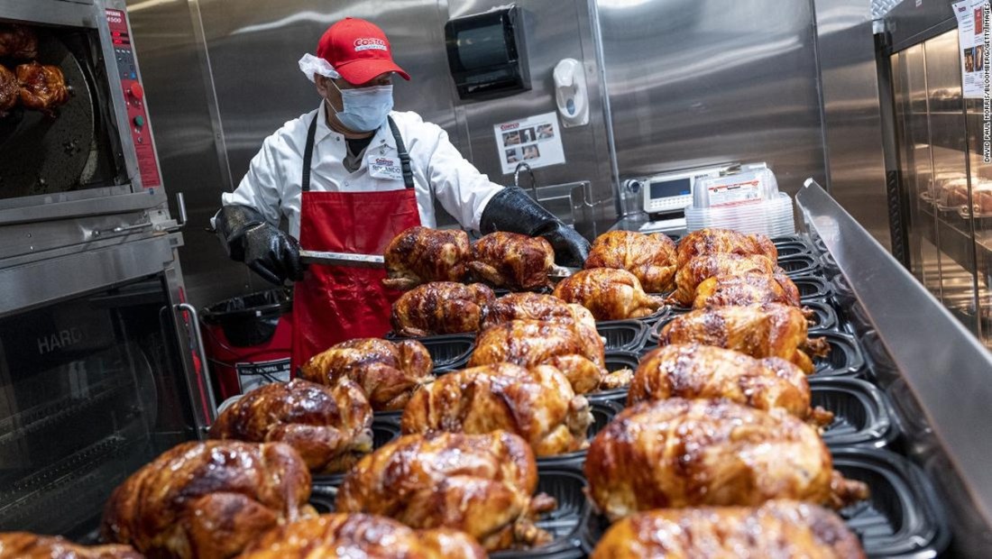 El pollo rostizado es el único producto que le escapa a la inflación en EE.UU.