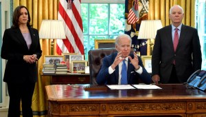 Biden firma una ley para facilitar la ayuda militar de EE.UU. a Ucrania