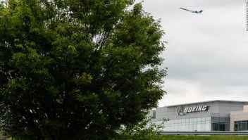 Un avión de United Airlines sale detrás de un edificio de oficinas de Boeing en Arlington, Virginia, Estados Unidos, el jueves 5 de mayo de 2022.