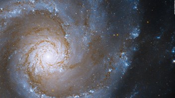 El Hubble espía el corazón de una galaxia en espiral de gran diseño