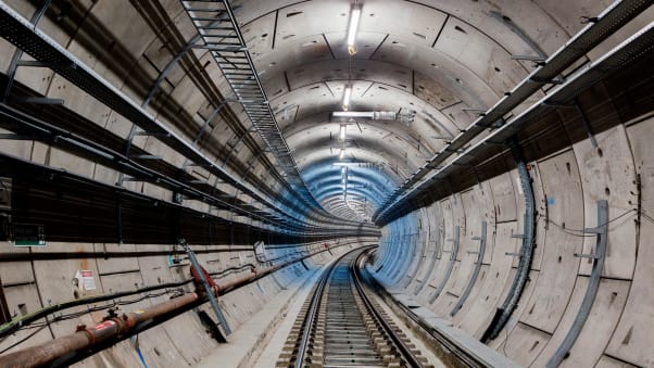 Sinal subterrâneo no arco de westminster, linha jubilee, em londres. o  metrô de londres é o sistema de metrô mais movimentado do mundo, com 1,1  bilhão de viagens anuais